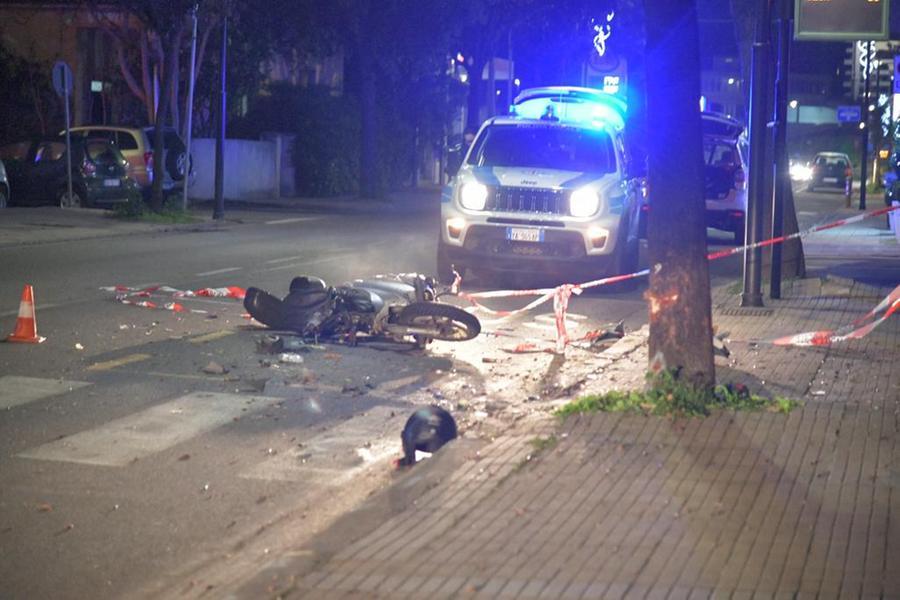 Olbia, con lo scooter contro un albero in via Roma muore un 48enne La